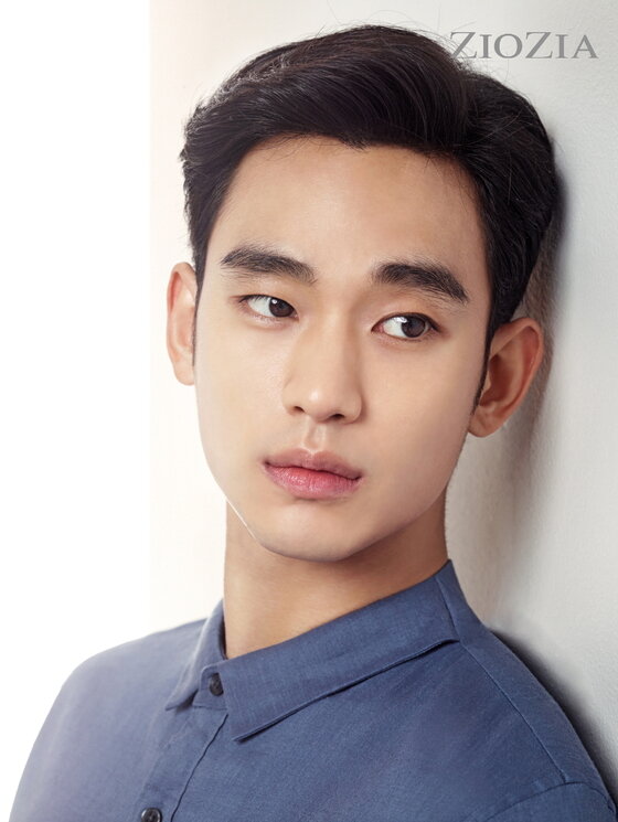 본문 이미지 - 배우 김수현이 화보를 통해 젠틀한 매력을 자랑했다. ⓒ News1star/ 지오지아 제공