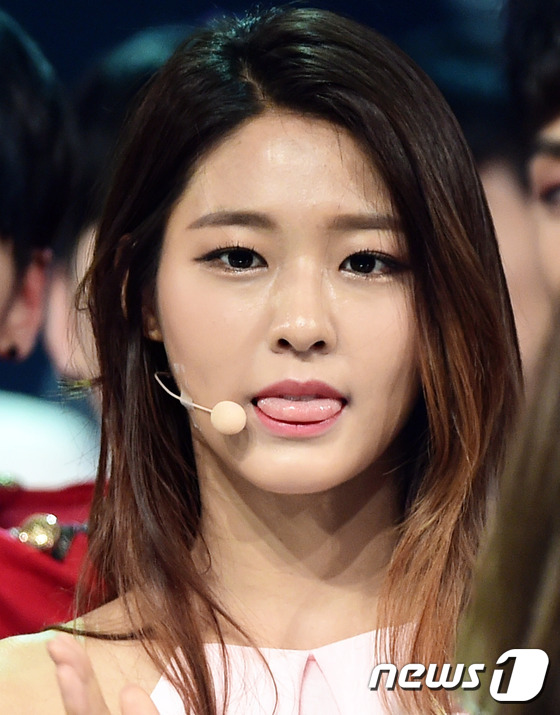 (일산=뉴스1스타) 권현진 기자 = 심쿵 미녀.AOA 설현이 18일 오후 경기도 고양시 일산동구 장항동 MBC드림센터에서 열린 MBC MUSIC '쇼 챔피언'(쇼챔) 현장공개에서 …