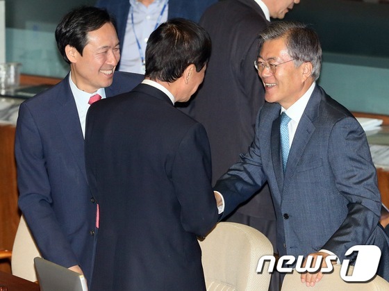 (서울=뉴스1) 송원영 기자 = 문재인 더불어민주당 전 대표가 19일 오전 서울 여의도 국회 본회의장에서 열린 19대 마지막 본회의에서 우상호 원내대표, 진영 의원과 인사를 나누고 …