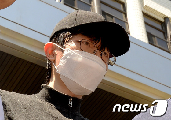 (서울=뉴스1) 황기선 기자 = 19일 오후 서울 서초경찰서에서 '강남역 묻지마, 살인 사건' 피의자 김모 씨가 영장실질심사를 위해 경찰서를 나서고 있다. 2016.5.19/뉴스1 …