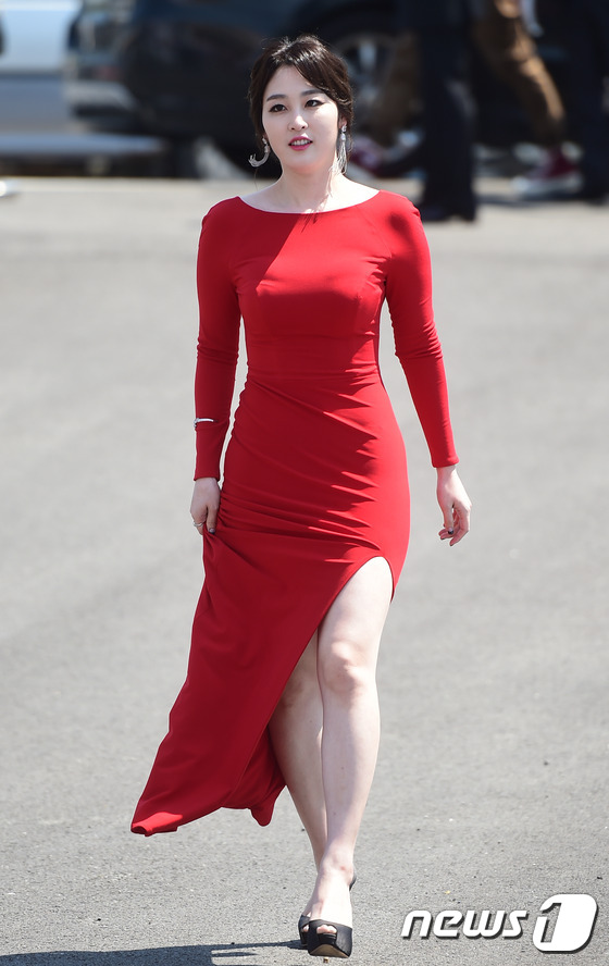 (수원=뉴스1스타) 권현진 기자 = 신아영 아나운서가 19일 오후 수원실내체육관에서 열린 ‘맥심 모델 어워즈(MAXIM K-MODEL AWARDS)’(이하 맥심 어워즈)에 강렬한 …