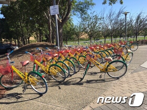 본문 이미지 - 미국 캘리포니아주 마운틴뷰에 위치한 구글 본사에 마련된 임직원 전용 자전거. 구글 직원들은 본사 내에서 이동할 때나 출·퇴근을 할 때 언제든 자유롭게 이 자전거를 사용한다. 2016.5.18/뉴스1 ⓒ News1 주성호 기자