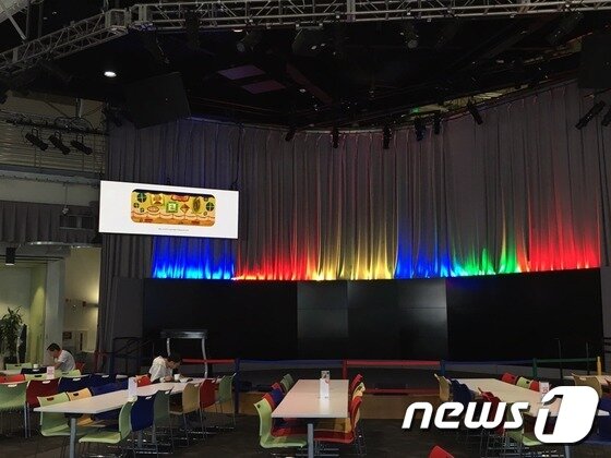 본문 이미지 - 미국 캘리포니아주 마운틴뷰 구글 본사의 가장 오래된 식당 &#39;찰리스 카페&#39;에 마련된 &#39;TGIF&#39;&#40;Thanks God, It&#39;s Friday&#41; 행사장. 이곳에서는 구글 공동창업자 래리 페이지, 세르게이 브린을 포함해 순다 피차이 최고경영자&#40;CEO&#41;와 수많은 직원들이 모여 다양한 주제에 대한 토론을 진행한다. 2016.5.18/뉴스1 ⓒ News1 주성호 기자