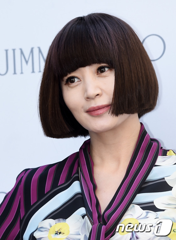 (서울=뉴스1스타) 고아라 기자 = 배우 김혜수가 19일 오후 서울 청담동 무이 플래그십 스토어에서 열린 지미추 론칭 20주년 기념 메멘토 캡슐 컬렌셕 행사에 참석해 포즈를 취하고 …