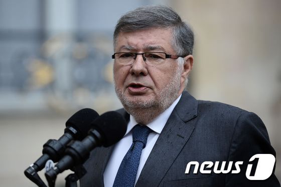 본문 이미지 - 알랭 비달리 프랑스 교통부장관이 19일(현지시간) 파리 엘리제궁에서 긴급 장관회의에 참석한 뒤 취재인의 질문에 답하고 있다. ⓒ AFP=뉴스1 