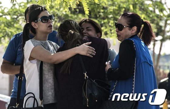 본문 이미지 - 프랑스 파리를 떠나 이집트 카이로로 향하던 중 레이더상에서 사라진 이집트항공 소속 MS804편에 탔던 승객의 가족들이 19일(현지시간) 카이로공항에서 초조한 마음으로 소식을 기다리고 있다. 실종 항공기에는 승무원 포함해 총 66명이 타고 있었다.ⓒ AFP=뉴스1 