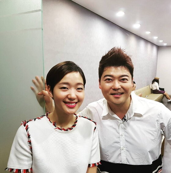 본문 이미지 - 배우 김고은과 방송인 전현무의 '해투' 인증샷이 공개됐다. ⓒ News1star / 전현무 인스타그램