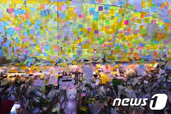 본문 이미지 -  &#39;강남 묻지마 살인사건&#39;의 20대 여성 희생자에 대한 추모 메시지와 국화 꽃다발. 