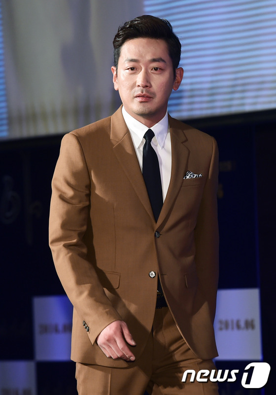 (서울=뉴스1스타) 권현진 기자 = 배우 하정우가 2일 오전 서울 소공동 웨스틴조선호텔에서 열린 영화 ‘아가씨’(감독 박찬욱) 제작발표회에 근사한 모습으로 참석하고 있다.‘아가씨\ …