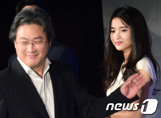 (서울=뉴스1스타) 권현진 기자 = 배우 김태리(오른쪽)가 2일 오전 서울 소공동 웨스틴조선호텔에서 열린 영화 ‘아가씨’ 제작발표회에 참석해 박찬욱 감독의 입장을 바라보고 있다.‘ …