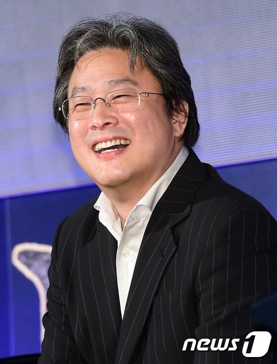 본문 이미지 - 박찬욱 감독이 2일 오전 서울 소공동 웨스틴조선호텔에서 열린 영화 ‘아가씨’ 제작발표회에 참석해 환한 미소를 짓고 있다, . ⓒ News1star / 권현진 기자