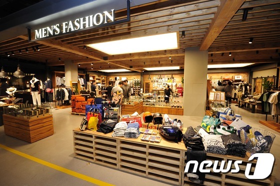 (서울=뉴스1) 조현아  인턴기자 = 오는 3일 새롭게 문을 여는 이마트의 가전 전문점인 일렉트로마트 제4호점 판교점.알파돔시티에 단독 로드숍 형태로 오픈한다.이번 판교점은 바버숍 …