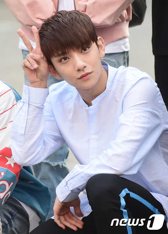 (서울=뉴스1스타) 권현진 기자 = 세븐틴 조슈아가 20일 오전 서울 여의도 KBS 신관 공개홀에서 열린 KBS2 '뮤직뱅크'(이하 뮤뱅) 리허설을 하기 위해 방송국으로 들어서며 …