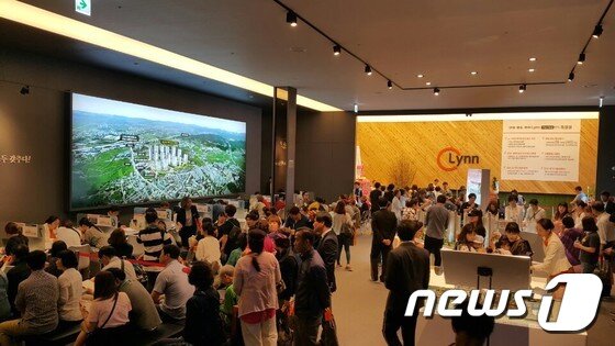 본문 이미지 - 안성 공도 우미린 더 퍼스트 모델하우스를 찾은 방문객들이 청약 조건 등을 상담하고 있다. ⓒ News1