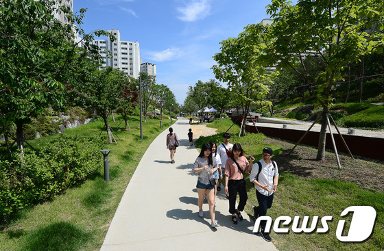 (서울=뉴스1) 박세연 기자 = 21일 오후 준공 개원식을 갖고 시민들에게 개방된 서울 경의선숲길 도화동 새창고개 구간을 찾은 시민들이 즐거운 시간을 보내고 있다.2005년 경의선 …