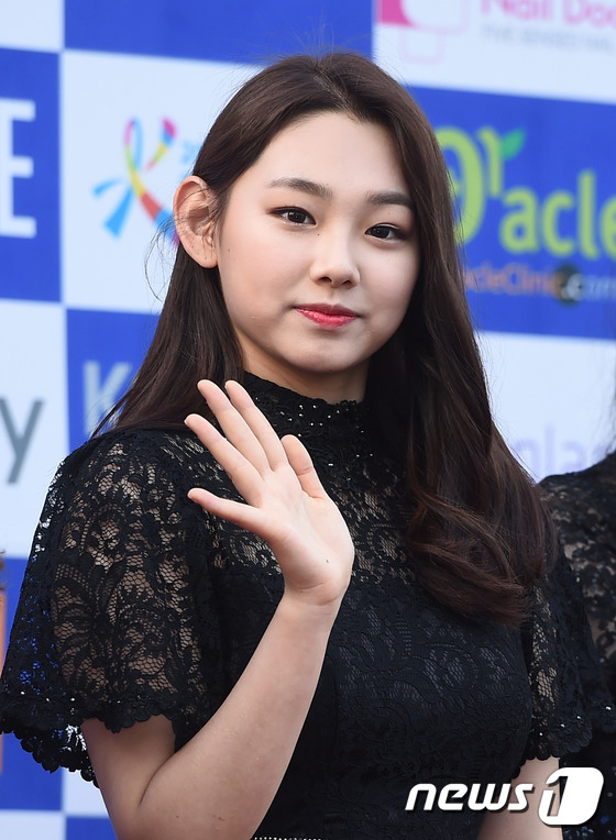 (수원=뉴스1스타) 고아라 기자 = 아이오아이 강미나가 21일 오후 수원 실내체육관에서 열린 ‘2016 아시아 모델상 시상식’에 참석해 포즈를 취하고 있다.이날 시상식에는 윤균상, …