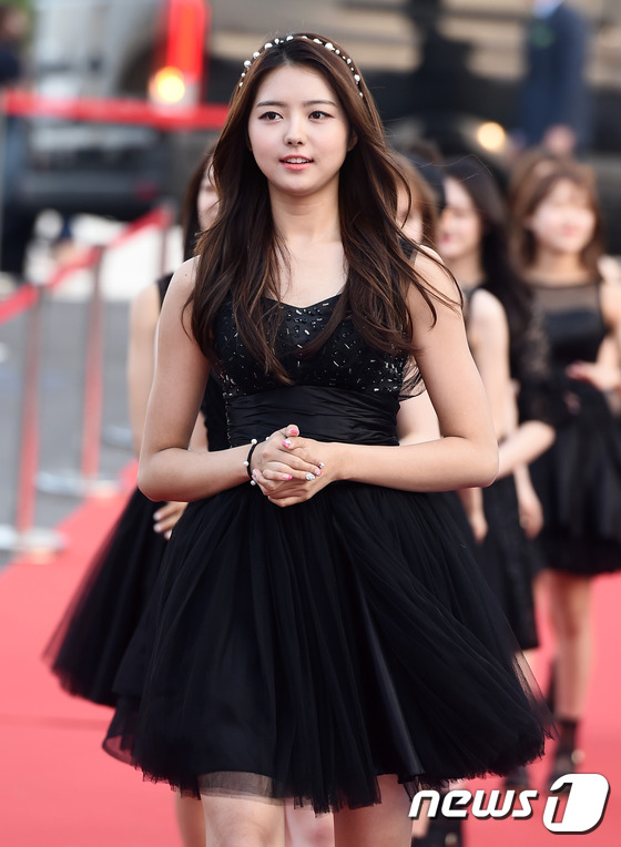 (수원=뉴스1스타) 고아라 기자 = 아이오아이 임나영이 21일 오후 수원 실내체육관에서 열린 ‘2016 아시아 모델상 시상식’에 참석해 레드카펫을 밟고 있다.이날 시상식에는 윤균상 …