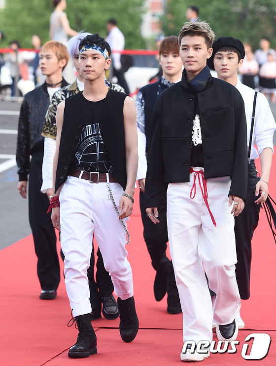 (수원=뉴스1스타) 고아라 기자 = NCT U(엔시티 유)가 21일 오후 수원 실내체육관에서 열린 ‘2016 아시아 모델상 시상식’에 참석해 레드카펫을 밟고 있다.이날 시상식에는 …