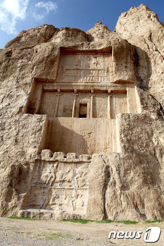 본문 이미지 - 낙쉐로스탐의 암굴묘. 가운데가 왕의 무덤이고 위는 코로아스터 종교의식을 표현한 부조, 아래는 사산왕조 시대의 전승도가 새겨져 있다. ⓒ News1 이상문 기자.