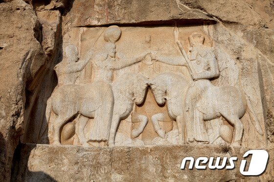 본문 이미지 - 사산왕조 페르시아를 건국한 아르데쉬르 1세가 조로아스터교의 외고신인 아후라 마즈다로 부터 왕권을 상징하는 링을 건네받는 대관식 모습. ⓒ News1 이상문 기자.