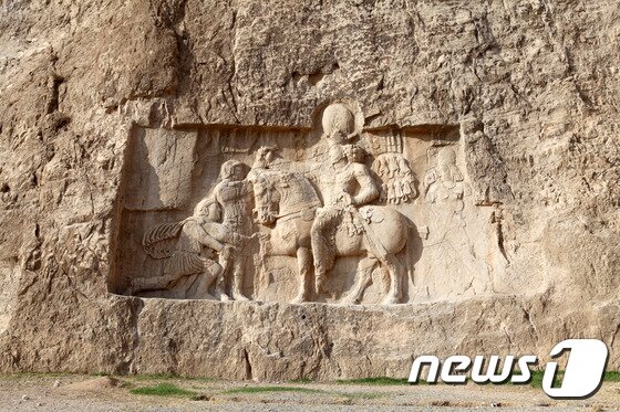 본문 이미지 - 로마 황제 발레리안이 사산왕조 샤푸르 1세에게 전쟁에서 패해 항복하는 모습을 새진 부조. 이 부조는 페르시아인에게는 영광을 로마인에게는 굴욕을 가져다 준다. ⓒ News1 이상문 기자.