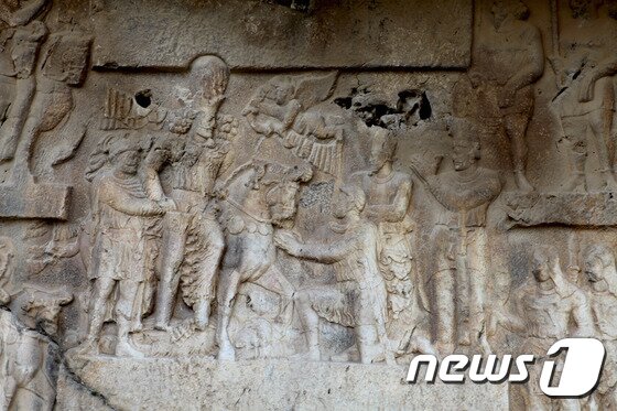 본문 이미지 - 발레리안의 모습이 더 치욕적으로 묘사된 탕게초간의 부조. ⓒ News1 이상문 기자.