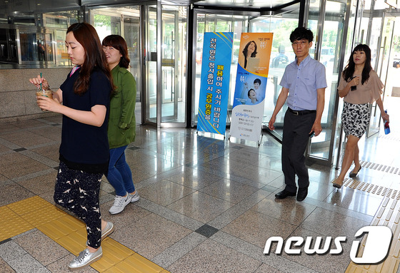 (대구=뉴스1) 이종현 기자 = 공무원 복장 간소화가 시행된 23일 오전 대구 중구 대구시청에서 공무원들이 시원하고 펀안한 복장으로 출근하고 있다.대구시는 최근 30도를 오르내리는 …