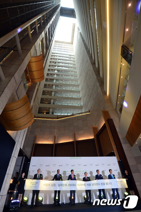 (서울=뉴스1) 최현규 기자 = 23일 오전 서울 중구 남대문로 코트야드 메리어트 서울 남대문에서 개관식이 열려 행사 참석자들이 메시지 리본을 들고 있다. 왼쪽부터 폴 캐닝스 코트 …
