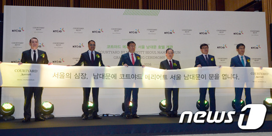 (서울=뉴스1) 최현규 기자 = 23일 오전 서울 중구 남대문로 코트야드 메리어트 서울 남대문에서 개관식이 열려 행사 참석자들이 메시지 리본을 들고 있다. 왼쪽부터 폴 캐닝스 코트 …
