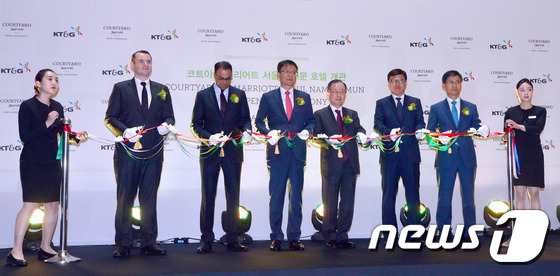 (서울=뉴스1) 최현규 기자 = 23일 오전 서울 중구 남대문로 코트야드 메리어트 서울 남대문에서 개관식이 열려 행사 참석자들이 메시지 리본을 들고 있다. 왼쪽부터 폴 캐닝스 코트 …