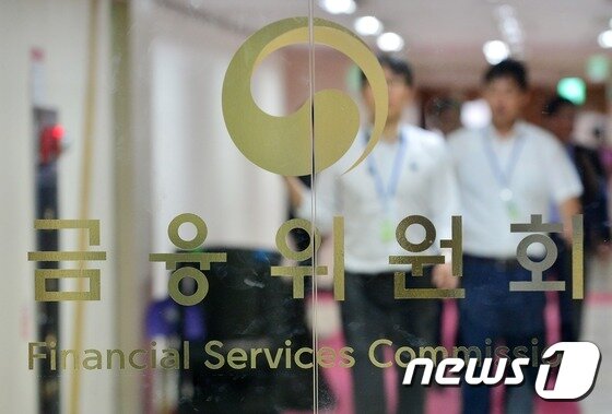 본문 이미지 - 23일 오전 서울 종로구 정부서울청사로 이전한 금융위원회 사무실 앞으로 직원들이 오가고 있다. 금융위는 지난 20일 오후 업무를 마친 후 정부서울청사로 사무실 이전 작업을 진행해, 23일부터 정부서울청사에서 업무를 시작했다.2016.5.23/뉴스1 ⓒ News1 민경석 기자