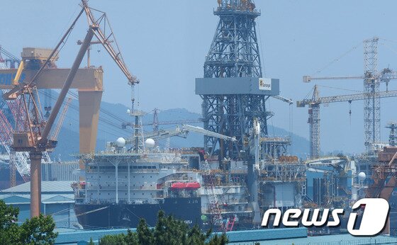 본문 이미지 - 경남 거제 대우조선소에서 선박건조 작업이 이루어지고 있다. ⓒ 뉴스1 허경 기자