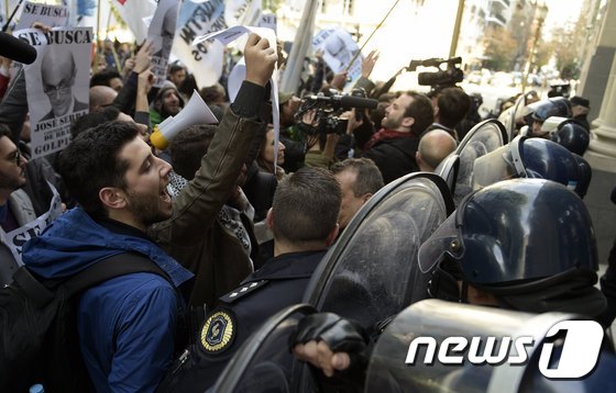 [사진] 아르헨 시위대 경찰과 격렬대치