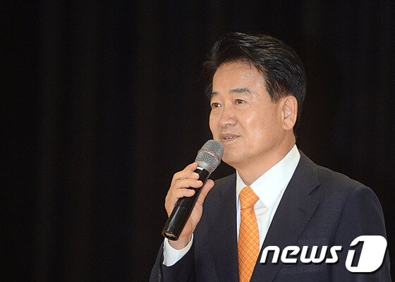 본문 이미지 - 정동영 국민의당 의원이 24일 오후 대전 한남대학교 56주년기념관 서의필홀에서 ‘통일을 위한 북한문화의 이해’라는 주제로 특별 공개 강연을 하고 있다. 2016.5.24/뉴스1 ⓒ News1 주기철 기자