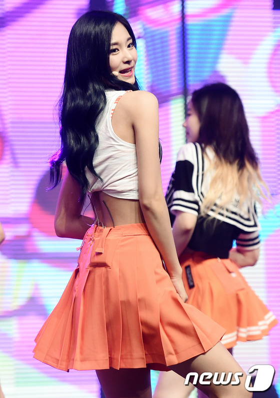 (서울=뉴스1스타) 권현진 기자 = 뒤태 또 예쁘죠?트와이스(Twice) 쯔위가 지난 16일 오후 서울 서초구 아리랑국제방송에서 열린 케이블 채널 아리랑TV ‘심플리 케이팝(Sim …