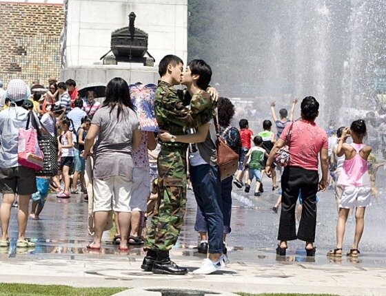 본문 이미지 - 연우진과 이제훈이 사람들이 붐비는 분수앞에서 키스를 하고 있다. ⓒ News1star / 영화 '친구사이' 스틸컷