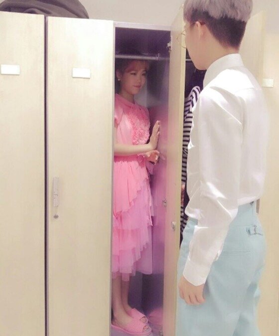 본문 이미지 - 악동 뮤지션 이수현 옷장 안에서 오빠 이찬혁의 눈치를 보고 있는 모습이 포착됐다. ⓒ News1star / 이수현 SNS