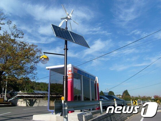 본문 이미지 - 전남 순천시 도사동 야흥 햇빛마을 앞 가로등은 풍력과 태양광을 조합해 자체 동력으로 가동된다.(순천시 제공)2016.5.24/뉴스1 ⓒ News1 지정운 기자