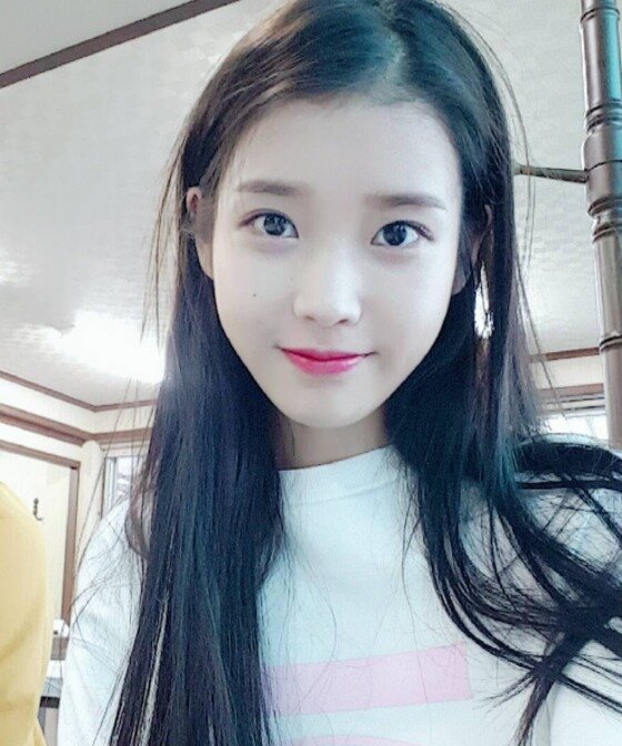 본문 이미지 - 아이유가 청초한 매력이 돋보이는 셀카사진을 공개했다. ⓒ News1star / 아이유 인스타그램