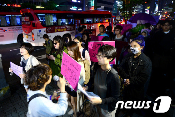 (서울=뉴스1) 박정호 기자 = '강남 화장실 살인사건'에 분노한 20대 여성들이 24일 밤 서울 강남역 일대에서 여성들이 밤길을 안전하게 다닐 권리를 주장하며 '그래도 우리는 어 …