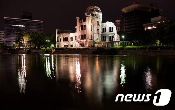 본문 이미지 - 24일(현지시간) 버락 오바마 미국 대통령이 방문할 예정인 히로시마 평화기념관 원폭돔의 물에 비친 모습이 보인다. ⓒ AFP=뉴스1 