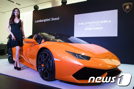 (서울=뉴스1) 유승관 기자 = 람보르기니가 25일 오전 서울 강남구 삼성동 전시장에서 '우라칸 LP 610-4 스파이더'를 선보이고 있다.'우라칸 LP 610-4 스파이더'는 6 …