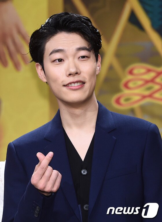 본문 이미지 - 배우 류준열이 25일 오후 서울 상암동 MBC 골든마우스홀에서 열린 새 수목드라마 '운빨로맨스'(극본 최윤교, 연출 김경희) 제작발표회에 참석해 포즈를 취하고 있다.  ⓒ News1star / 고아라 기자