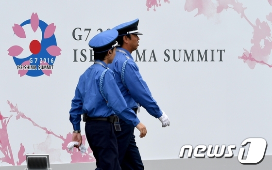 26~27일 개최되는 선진 7개국(G7) 정상화의를 앞두고 일본 미에현 이세시의 국제미디어센터 앞에서 보안요원들이 순찰하고 있다. © AFP=뉴스1