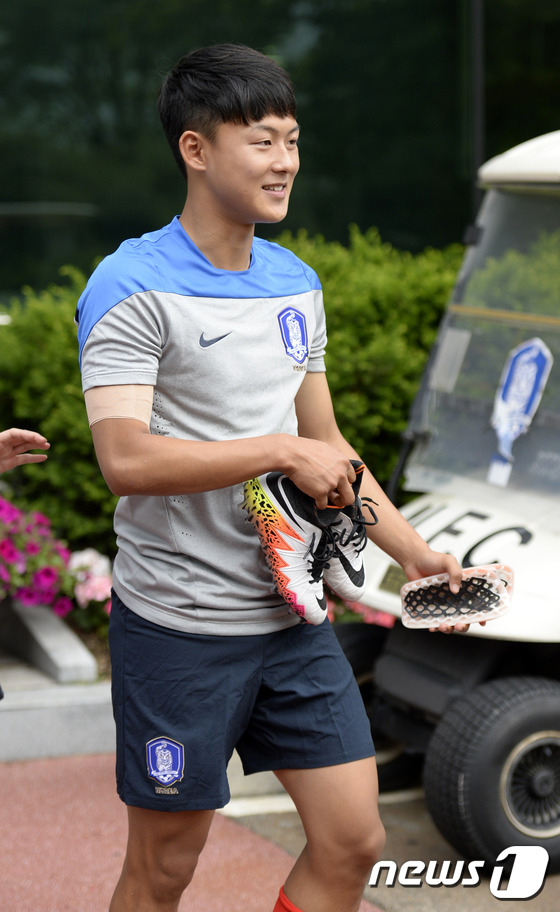 (파주=뉴스1) 안은나 기자 = U-18 축구 국가대표팀 이승우가 25일 오후 경기 파주 축구국가대표 트레이닝센터(NFC)에서 인터뷰를 마친 뒤 훈련장소로 향하고 있다. 2016. …