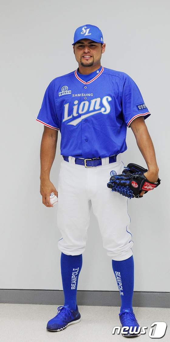(대구=뉴스1) 이종현 기자 = 25일 오후 대구 삼성라이온즈파크에서 열린 '2016 타이어뱅크 KBO 프로야구 삼성 라이온즈와  KIA 타이거즈 경기에 앞서 삼성 새 외국인 투수 …
