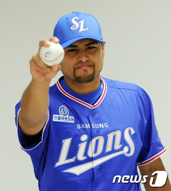 (대구=뉴스1) 이종현 기자 = 25일 오후 대구 삼성라이온즈파크에서 열린 '2016 타이어뱅크 KBO 프로야구 삼성 라이온즈와  KIA 타이거즈 경기에 앞서 삼성 새 외국인 투수 …