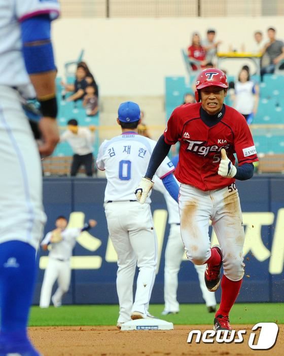 (대구=뉴스1) 이종현 기자 = 25일 오후 대구 삼성라이온즈파크에서 열린 '2016 타이어 뱅크 KBO 프로야구' 삼성 라이온즈와  KIA 타이거즈 경기 1회초 1사 1루 KIA …