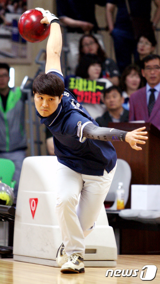 (안동=뉴스1) 피재윤 기자 = 25일 경북 안동문화예술의 전당 볼링장에서 열린 제18회 한국실업볼링연맹회장기 전국실업볼링대회 남자 마스터즈 TV 파이널에서 부산광역시청 김태영 선 …