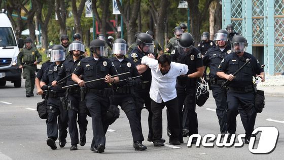 [사진]  체포 당하는 반 트럼프 시위대